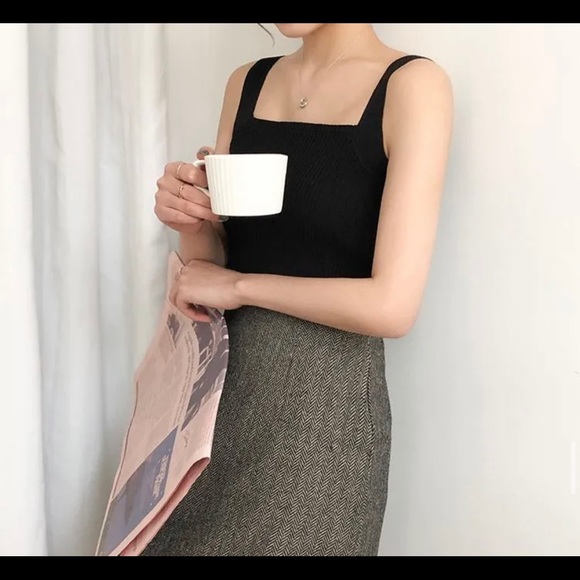 black square neck tank 🤍 - Picture 6 of 6